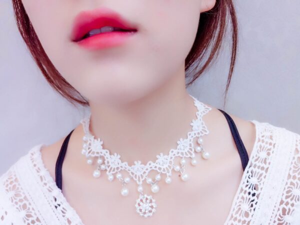 Women's white lace gemstone necklace - Image 2