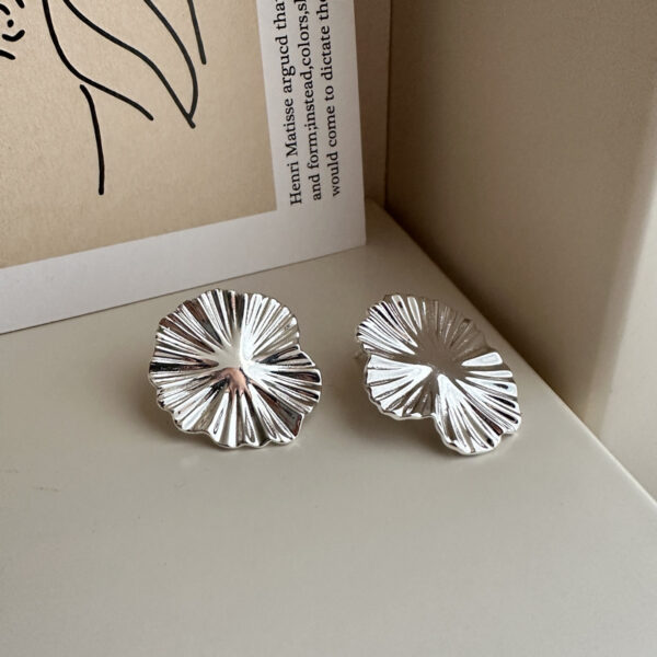 S925 Sterling Silver Korean Style Heavy-duty Texture Large Flower Earrings - Image 2