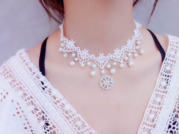 Women's white lace gemstone necklace - Image 4