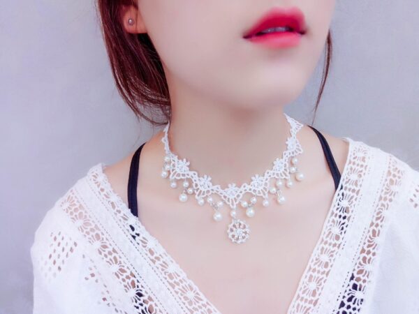 Women's white lace gemstone necklace - Image 3