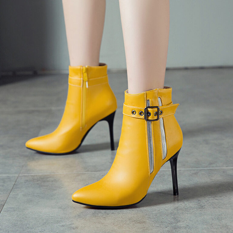 Elegant belt buckle short pointed toe rider boots