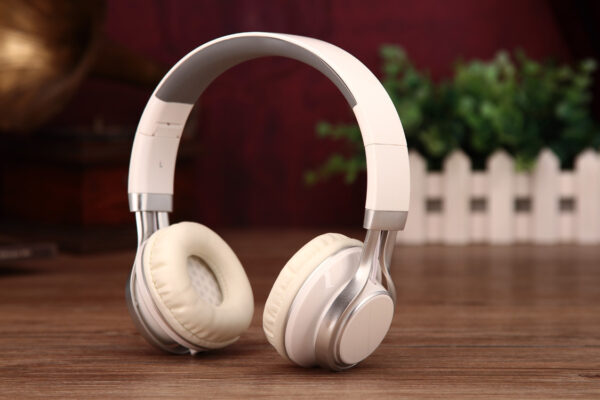 Head-mounted Computer Headset With Wire Control Mobile Phone Universal Heavy Bass Game Headset - Image 4